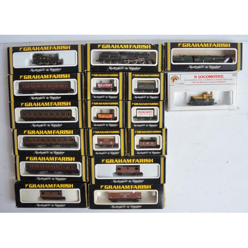 99 - Collection of N and OO/HO gauge railway models to include 4x N gauge electric locomotives, passenger... 