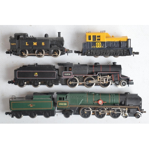 99 - Collection of N and OO/HO gauge railway models to include 4x N gauge electric locomotives, passenger... 