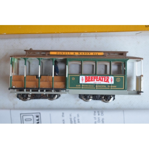 99 - Collection of N and OO/HO gauge railway models to include 4x N gauge electric locomotives, passenger... 