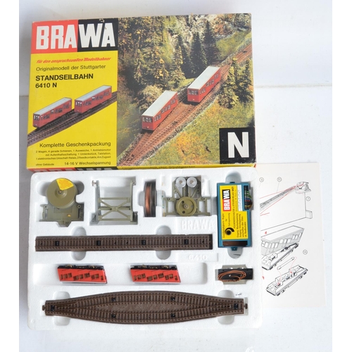 99 - Collection of N and OO/HO gauge railway models to include 4x N gauge electric locomotives, passenger... 