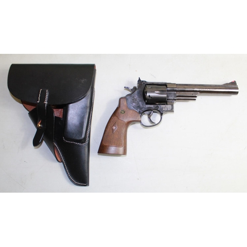 444 - Smith & Wesson .177 Co2 canister pistol with leather holster