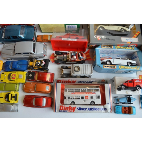 19 - Mixed collection of diecast model vehicles including generally very good condition unboxed examples ... 