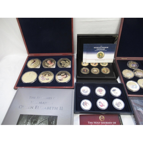 122 - Mixed collection of Commemorative and Cupro-Nickel plated coins, in sets (incomplete and full) colle... 