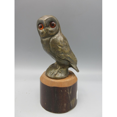 1269 - Bronze car mascot modelled as an owl, with inset glass eyes, mounted on wooden plinth, H18cm incl. p... 