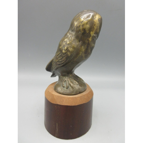 1269 - Bronze car mascot modelled as an owl, with inset glass eyes, mounted on wooden plinth, H18cm incl. p... 