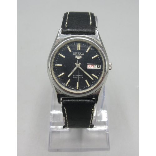 414 - Seiko 5 stainless steel automatic wristwatch with day date, signed black dial, baton indices, centre... 