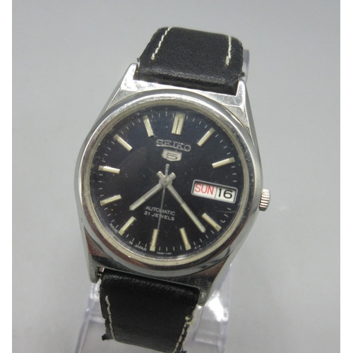 414 - Seiko 5 stainless steel automatic wristwatch with day date, signed black dial, baton indices, centre... 