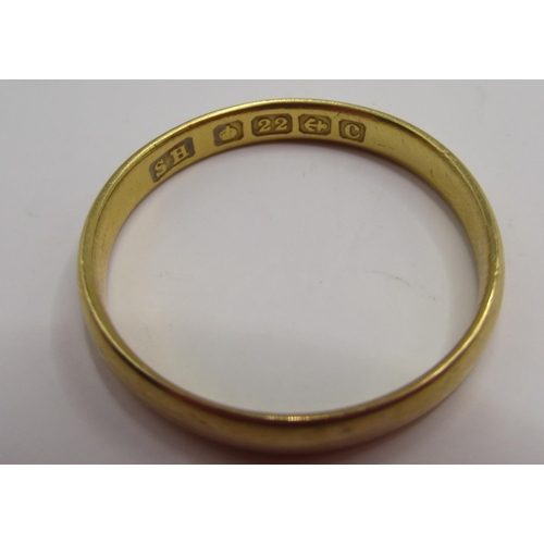 367 - 22ct yellow gold wedding band, stamped 22, size R, 3.03g,