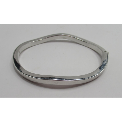 1219 - 9ct white gold shaped hinged bangle, stamped 9kt, 9.88g