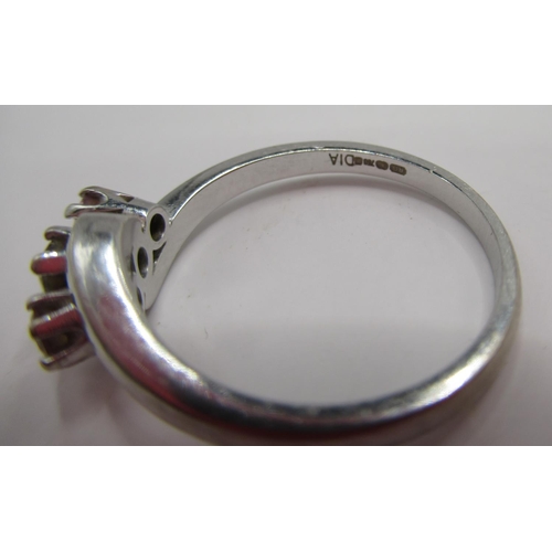 1225 - 18ct white gold ring set with diamond flanked by pink stone, stamped 750, size O1/2, 3.96g