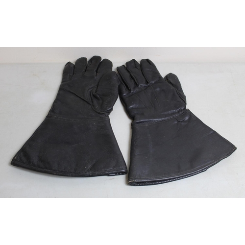 1467 - Two pairs of mid-20th century leather flying gloves. To include a brown pair of RAF flying gloves st... 