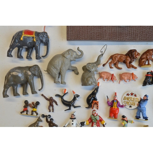 139 - Circus collection to include W. Britain's 08673 Circus Street Parade Diorama with box (missing Land ... 