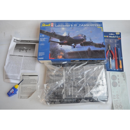 1285 - Collection of aircraft models and other aviation related items to include a 1/32 scale Corgi AA34401... 