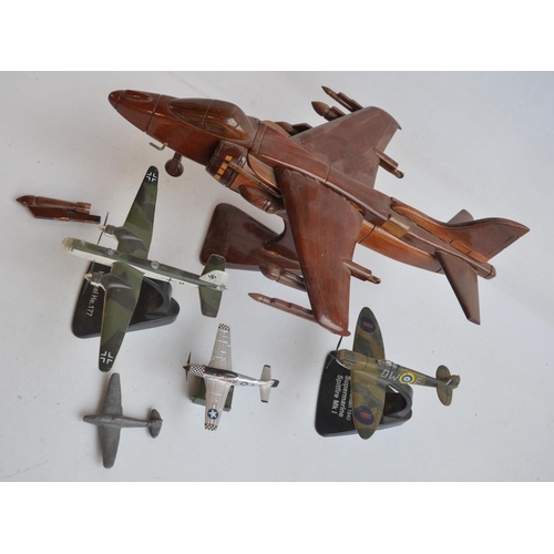 1285 - Collection of aircraft models and other aviation related items to include a 1/32 scale Corgi AA34401... 