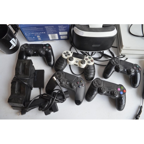 1303 - Sony Playstation 4 in well used condition (turns on, blue light then white, will eject and accept di... 