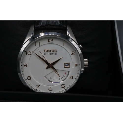 259 - Seiko Kinetic stainless steel wristwatch with day date, signed cream dial, centre seconds, signed di... 