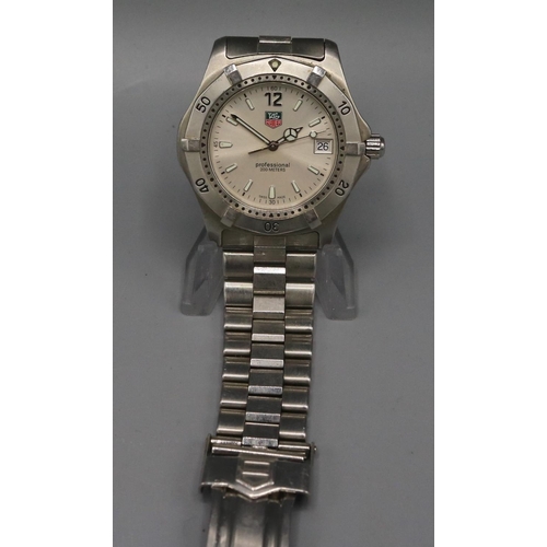 221 - Tag Heuer stainless steel quartz wristwatch with date, signed silvered dial, centre seconds, signed ... 