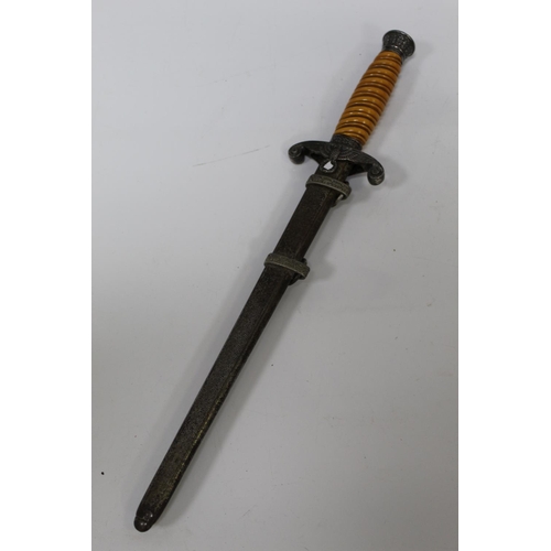 1432 - WWII era German Army officer's dagger, stamped Carl Eickhorn Solingen to ricasso. Blade L25cm