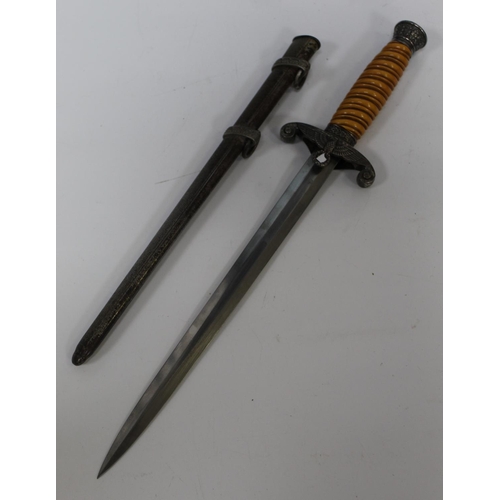 1432 - WWII era German Army officer's dagger, stamped Carl Eickhorn Solingen to ricasso. Blade L25cm