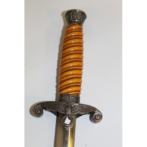 1432 - WWII era German Army officer's dagger, stamped Carl Eickhorn Solingen to ricasso. Blade L25cm