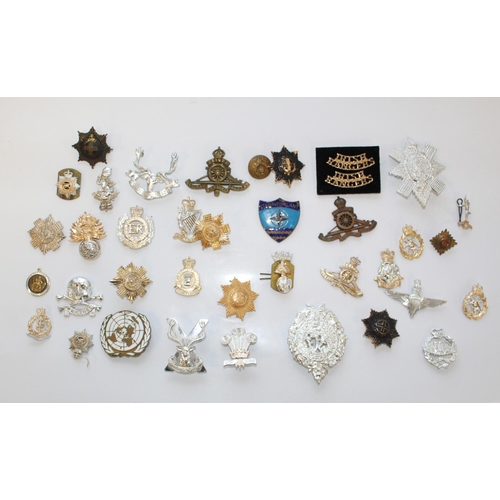 1428 - Large collection of military badges. Mainly relating to the RAF. Stay bright badges from various reg... 