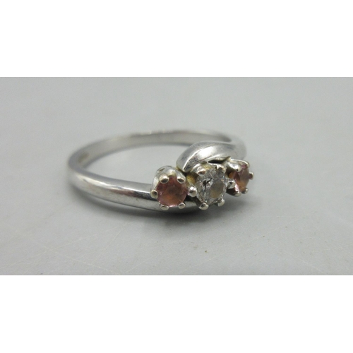 26 - 18ct white gold ring set with diamond flanked by pink stone, stamped 750, size O1/2, 3.96g