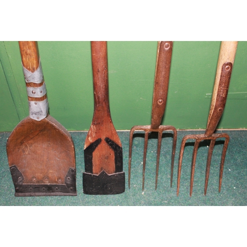 629 - Four wooden-handled Lincolnshire ditching spades in various styles and sizes