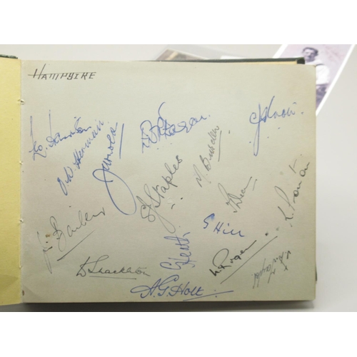 227 - C20th autograph book cont. signatures from the New Zealand Rugby League 1947/48 team, Horatio Carter... 