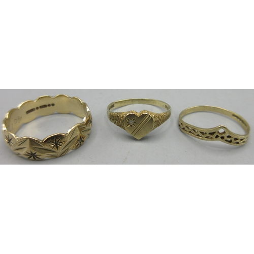 165 - 9ct yellow gold ring with shaped border and engraved design, stamped 375, size Q, 9ct yellow gold wi... 