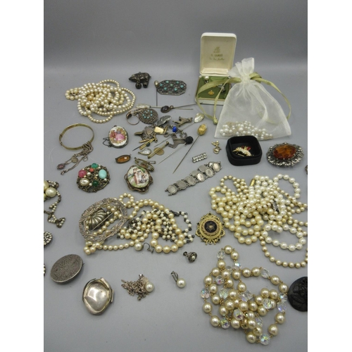 155 - Collection of costume jewellery to include pearl necklaces, screw back earrings, a trio of broches s... 