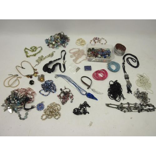 161 - Collection of costume jewellery including necklaces, earrings, bracelets, pendants, rings, brooches,... 