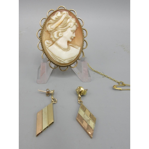 401 - 9ct yellow and white gold cluster drop pendant set with diamonds, a cameo brooch set in 9ct yellow g... 