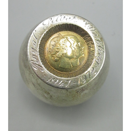 653 - Stuart Delvin paperweight, London, 1972, in the 'Royal Silver Wedding 1947-1972' design, in original... 