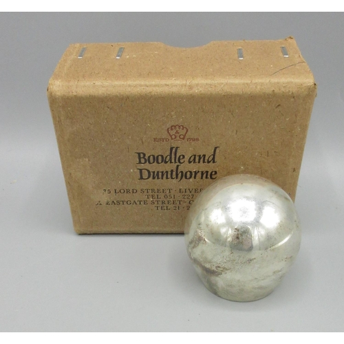 654 - Stuart Delvin paperweight, London, 1972, in the 'Royal Silver Wedding 1947-1972' design, in original... 