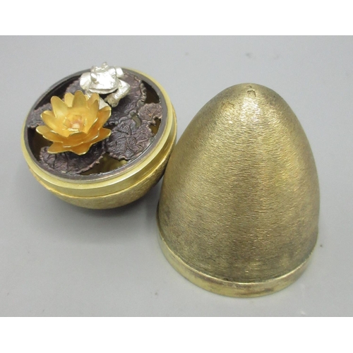 656 - Stuart Delvin surprise-egg, London, 1972, in a textured effect, opening to reveal a frog on a lily p... 