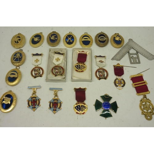 189 - Collection of masonic badges and medals and jewels of various styles and eras