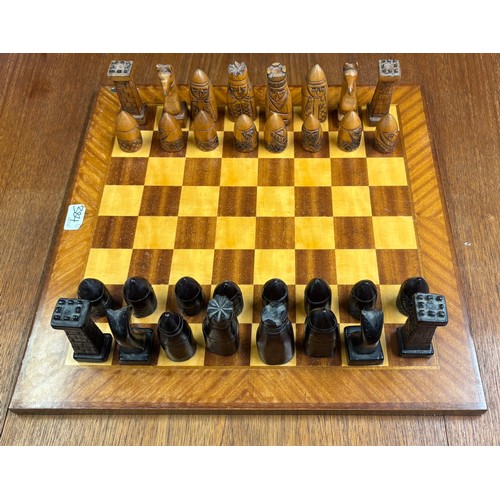 384 - Escardibul chess board with Scandinavian style chess pieces, max. H9.5cm, squares 5cm