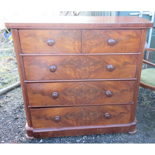 575 - Victorian mahogany chest, two short and three long drawers with turned handles on skirted base, W120... 