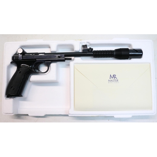 Master Replicas SW122 Star Wars Episode IV A New Hope Princess Leia's Blaster heavy duty full size metal replica in mint and complete condition with clear acrylic display case, base, plaque, CoA, box and outer shipping box, limited edition 739/2500

Shipping £48.00 plus vat (UK Only)