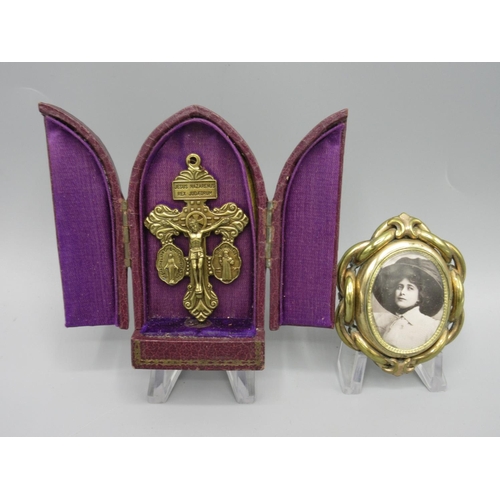 14 - Victorian pinchbeck mourning brooch set with hair to reverse, and a pardon crucifix in Victorian tra... 