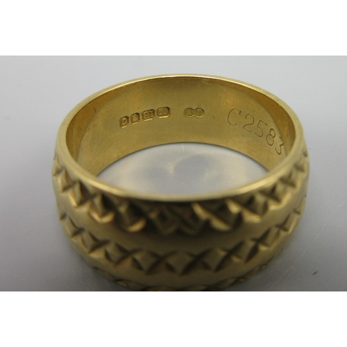 15 - 18ct yellow gold ring with engraved x pattern, stamped 18, size L1/2, 7.0g