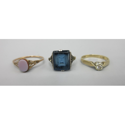 32 - 9ct yellow gold ring set with large blue stone, size M, a 9ct ring set with polished sardonyx, size ... 