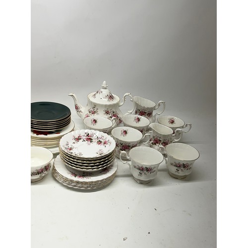 382 - Collection of Royal Albert tea ware incl. 'Lavender Rose', 'Tahiti' and 'Masquerade' (3 boxes)