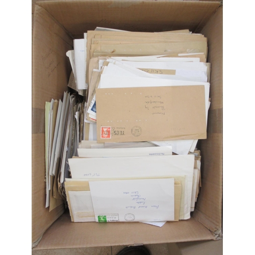 790 - Large collection of loose and stuck on envelopes c20th British stamps in 5 boxes