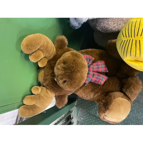 680 - Collection of large teddy bears and stuffed animals, incl large dog, Me to You Bear, stuffed moose, ... 