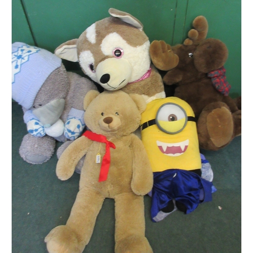 680 - Collection of large teddy bears and stuffed animals, incl large dog, Me to You Bear, stuffed moose, ... 