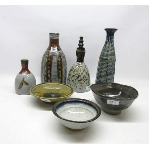 1168 - Collection of studio pottery incl. a Isabel Denyer bowl with a blue glaze along the rim, a white gla... 