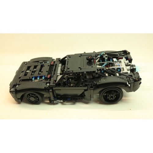 424 - Two Lego Batman Batmobiles to include large set 76139 1989 Batmobile (model a little dusty) and Tech... 