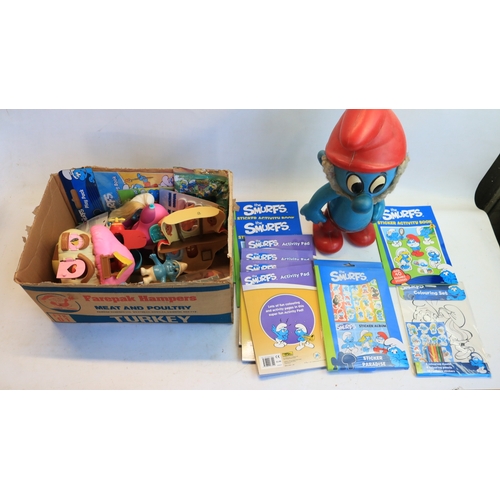 521 - Collection of Smurf themed toys, models, games, puzzles, magazines (including foreign language editi... 