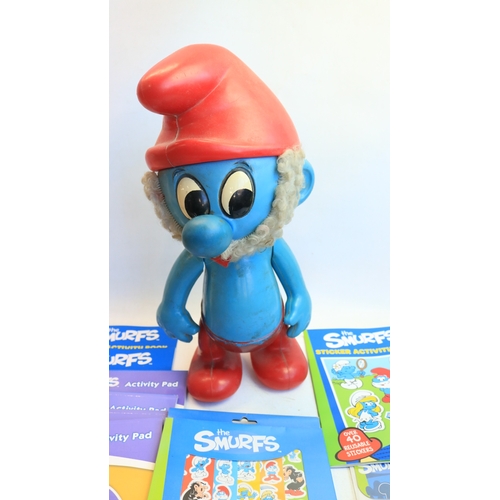 521 - Collection of Smurf themed toys, models, games, puzzles, magazines (including foreign language editi... 